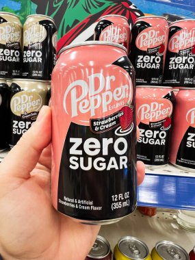 Kyiv, Ukrayna - 4 Şubat 2025: Dr Pepper çilekleri ve kremalı sıfır şekerli soda diğer paketlenmiş içecekler arasında sergilendi