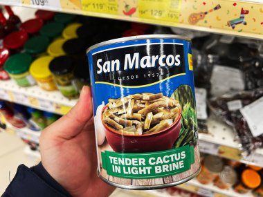 Kyiv, Ukrayna - Şubat 04, 2025: Süpermarket koridorunda bir konserve kaktüs ürünü tutan bir el