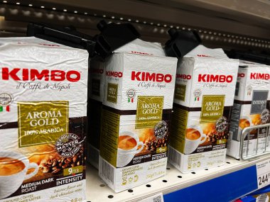 Kyiv, Ukrayna - Şubat 04, 2025: Birden fazla Kimbo Aroma altın kahve paketleri bir mağaza rafında satılığa çıkarıldı