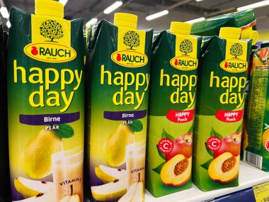 Kyiv, Ukrayna - 4 Şubat 2025: Rauch 'tan armut ve şeftali aromalı meyve suyu paketleri