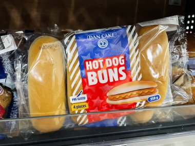 Kyiv, Ukrayna - Şubat 04, 2025: Bir süpermarket rafında sergilenmek üzere dört paket sosisli çörek.