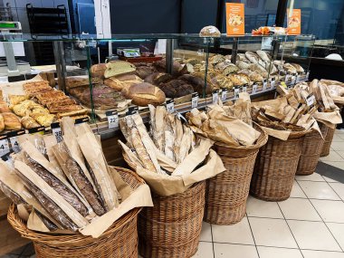 Kyiv, Ukrayna - 4 Şubat 2025: Yerel bir fırında müşterilere sunulan geniş çaplı ekmek ve hamur işleri.