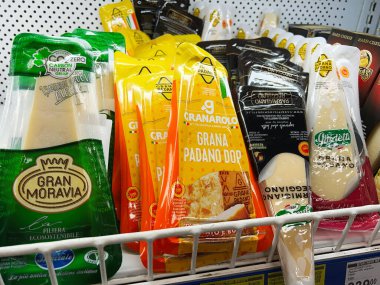 Kyiv, Ukrayna - Şubat 04, 2025: Renkli ambalaj raflarında çeşitli İtalyan peynirleri sunuldu.