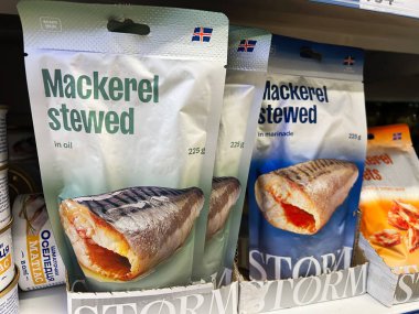 Kyiv, Ukrayna - Şubat 04, 2025: Bir markette sergilenen yağda pişirilmiş çeşitli uskumru paketleri