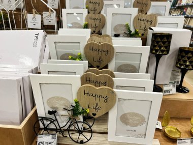 Kyiv, Ukrayna - Şubat 04, 2025: 'Mutlu Yaşam' metni ve raflarda düzenlenen klasik temalı aksanların yer aldığı dekoratif fotoğraf çerçeveleri.