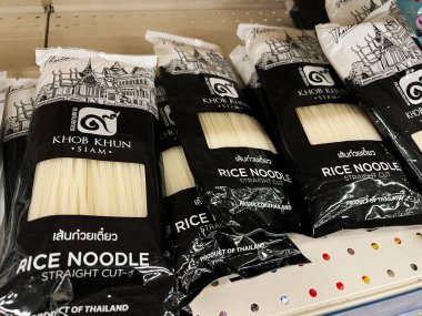 Kyiv, Ukrayna - 4 Şubat 2025: Tayland pilavı erişteleri paketlenmiş ve bir market rafında satılmaya hazır olarak sergilenmektedir.