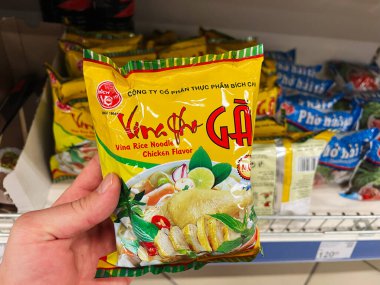 Kyiv, Ukrayna - 4 Şubat 2025: Tavuklu pirinç eriştesini sergileyen elin yakın çekimi