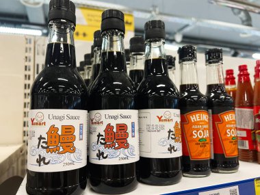 Kyiv, Ukrayna - Şubat 04, 2025: Vitrinlere düzgünce yerleştirilmiş cam şişelerdeki Asya soslarının çeşitliliği