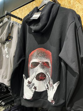 Kyiv, Ukrayna - Şubat 04, 2025: Sergi rafında sergilenen bir grafik ile süslenmiş şık siyah kapüşonlu