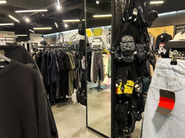 Kyiv, Ukrayna - 4 Şubat 2025: Moda giysileri ve şık aksesuarlar sergilenen iç giyim mağazası