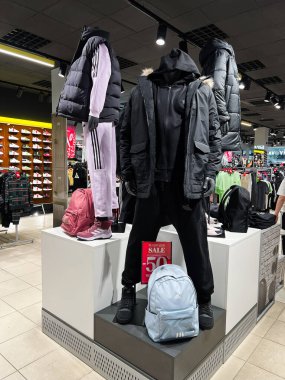 Kyiv, Ukrayna - 4 Şubat 2025: Sırt çantalı aktif yaşam tarzları için kış kıyafetleri sergileniyor.