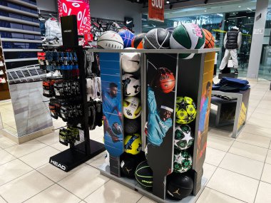 Kyiv, Ukrayna - 4 Şubat 2025: Bir perakende mağazasında sergilenen spor kıyafetleri, toplar ve aksesuarlar