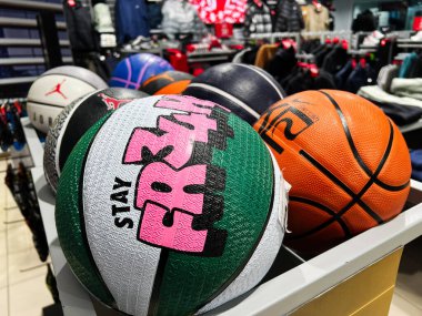 Kyiv, Ukrayna - Şubat 04, 2025: Bir spor malzemeleri mağazasında çeşitli renkli basketbol topları sergilenmektedir