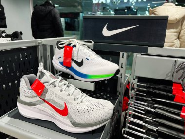 Kyiv, Ukrayna - 4 Şubat 2025: Nike koşu ayakkabıları perakende tanıtım ve satış için mağaza vitrininde düzenlendi.