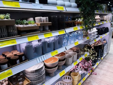 Kyiv, Ukrayna - Şubat 04, 2025: Ev dekorasyonu aksesuarları iyi aydınlatılmış bir iç mekanda raflarda güzelce sergilendi