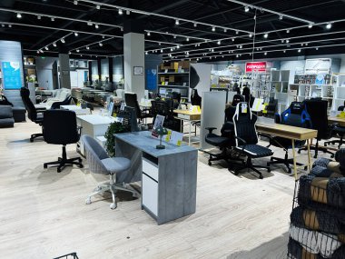 Kyiv, Ukrayna - Şubat 04, 2025: Mobilya galerisi modern tasarımlarla çeşitli şık ofis sandalyeleri ve masaların yer aldığı