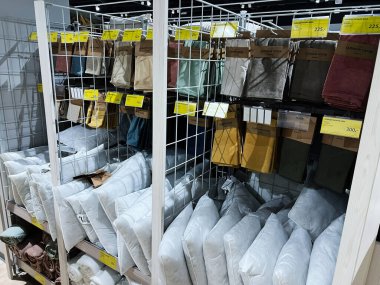 Kyiv, Ukrayna - Şubat 04, 2025: Perakende ortamda çeşitli minder kapakları ve metal raflara yerleştirilenler