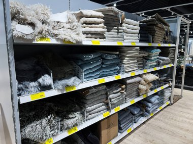 Kyiv, Ukrayna - Şubat 04, 2025: Düzenli renkli yastık koleksiyonu bir mağazanın içinde düzgünce sergilendi