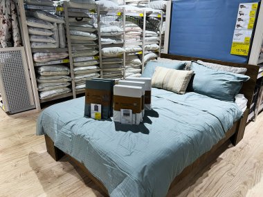 Kyiv, Ukrayna - 4 Şubat 2025: Perakende vitrininde yastıklı mavi yatak odası