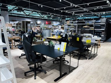 Kyiv, Ukrayna - Şubat 04, 2025: Masalar, sandalyeler ve çeşitli ev aksesuarlarının yer aldığı iyi organize edilmiş mobilya mağazası