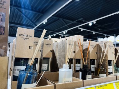 Kyiv, Ukrayna - 4 Şubat 2025: Parfüm dağıtıcı şişeleri ve kutuları bir perakende mağaza ortamında sergilenmektedir.