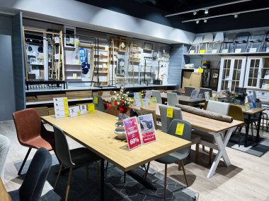 Kyiv, Ukrayna - 4 Şubat 2025: Sandalyeleri, masaları, vitrinleri ve şık dekorları olan bir mobilya mağazasının iç görünümü