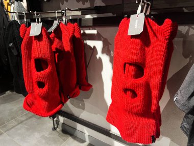 Kyiv, Ukrayna - 05 Şubat 2025: Mağaza ışıklarının altındaki perakende mağazasında asılı duran kırmızı maskeler