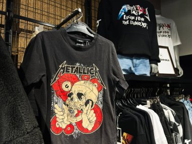Kyiv, Ukrayna - 5 Şubat 2025: Metallica bandosu temalı giysiler modern bir perakende ortamda raflarda sergilendi