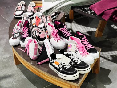 Kyiv, Ukrayna - 05 Şubat 2025: Canlı pembe ve siyah spor ayakkabıları mağaza tezgahında sergilenen Hello Kitty temalı