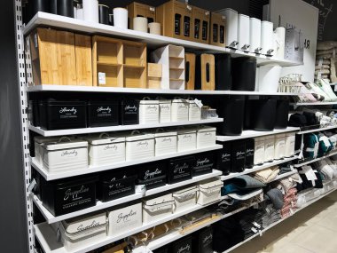 Kyiv, Ukrayna - 05 Şubat 2025: Çeşitli depolama konteynerleri ve ev kullanımı için çamaşır malzemelerinin yer aldığı organize raflar