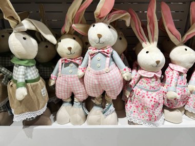 Kyiv, Ukrayna - 5 Şubat 2025: Detaylı kostümler ve dekorlar sergileyen peluş tavşan oyuncaklarından oluşan büyüleyici bir koleksiyon.