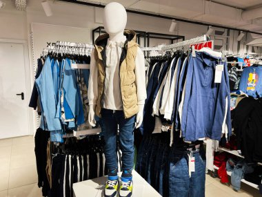 Kyiv, Ukrayna - 5 Şubat 2025: Bir perakende mağazasında çocuk modası ve stili sergilenen kıyafetler.