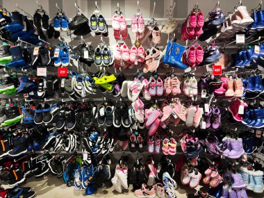 Kyiv, Ukrayna - 5 Şubat 2025: Farklı stil ve renklerin yer aldığı raflarda çocuk ayakkabıları sergilendi.