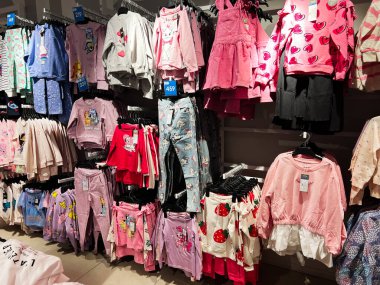 Kyiv, Ukrayna - 05 Şubat 2025: Parlak ve renkli çocuklar sergileniyor 