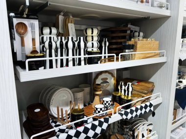 Kyiv, Ukrayna - 05 Şubat 2025: Düzenli mutfak malzemeleri şık desenlerde dekor ve çatal bıçaklarla sergileniyor