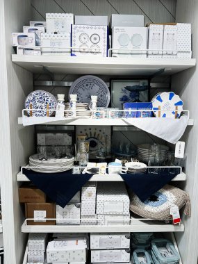 Kyiv, Ukrayna - 05 Şubat 2025: Ev dekorasyonu için düzenli mutfak eşyaları, bardaklar, tabaklar ve sofra takımı.