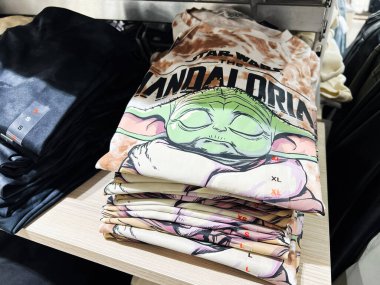 Kyiv, Ukrayna - 05 Şubat 2025: Bebek Yoda tasarımlı baskılı Mandalorian tişörtleri.