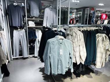 Kyiv, Ukrayna - 05 Şubat 2025: Giysi askısı ve giysi rafı olan bir erkek moda mağazasının içi 