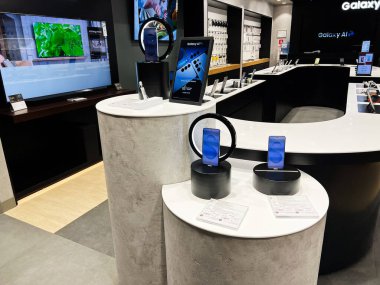 Kyiv, Ukrayna - 05 Şubat 2025: Gelişmiş mobil cihazlar ve teknoloji ürünlerinin yer aldığı çağdaş elektronik mağaza iç mimarisi 
