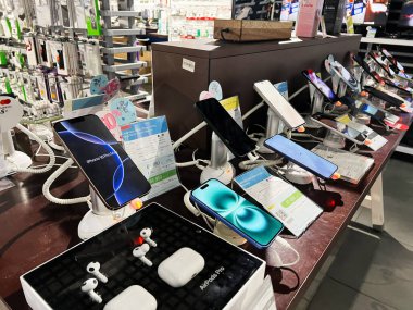 Kyiv, Ukrayna - 5 Şubat 2025: 16 profesyonel akıllı telefon ve aksesuar tüketici elektroniği mağazasında sergilendi