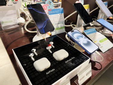 Kyiv, Ukrayna - 05 Şubat 2025: Premium Iphone 16 Pro Max akıllı telefonlar ve Air Pods Pro kablosuz kulaklıklar organize bir perakende seti içinde birlikte sergilenmektedir.