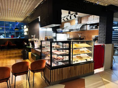 Kyiv, Ukrayna - 05 Şubat 2025: Parlak kafe davetkar bir hamur işi tezgahı ve modern dekoratif aksanlar sergiliyor.