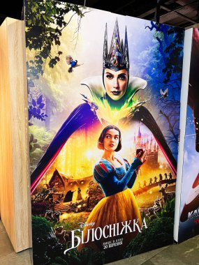Kyiv, Ukrayna - 5 Şubat 2025: Peri masalı Pamuk Prenses karakterleri canlı renklerle ve dramatik ışıklandırmayla büyülü bir orman ortamında 
