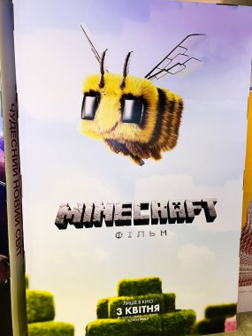 Kyiv, Ukrayna - 5 Şubat 2025: Minecraft film karakteri blokçu bir video oyunundan kalma manzaraların üzerinde geziniyor.