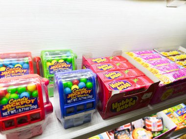 Kyiv, Ukrayna - Şubat 05, 2025: Çeşitli şekerler, sakız paketleri ve iyi aydınlatılmış perakende rafında sunulan canlı oyuncaklar.