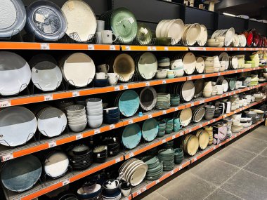 Kyiv, Ukrayna - 05 Şubat 2025: Renkli seramik çanaklar ve kaseler bir mağaza ortamında düzgünce dizilmiş