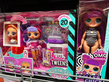 Kyiv, Ukrayna - 05 Şubat 2025: Perakende oyuncak paketlerinde moda aksesuarları sergilenen renkli LOL sürpriz bebekleri