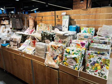 Kyiv, Ukrayna - 05 Şubat 2025: Benzersiz canlı tarzlarda dekoratif kumaşlar ve masa örtüleri sergilenen parlak ışıklı bir mağaza