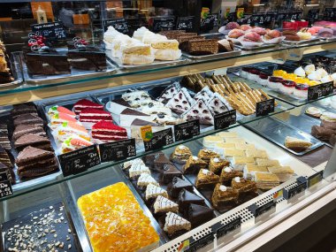 Kyiv, Ukrayna - 5 Şubat 2025: Müşteriler için bir fırında çeşitli renkli hamur işleri ve kekler sergileniyor.