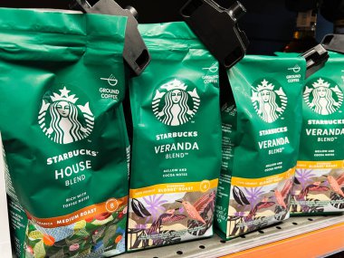Kyiv, Ukrayna - 05 Şubat 2025: Starbucks kahveleri ayrıntılı ve renkli ambalajlarla dolu bir perakende satış rafında sergilendi